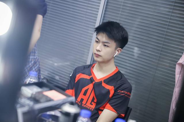 翻滚穿怪后